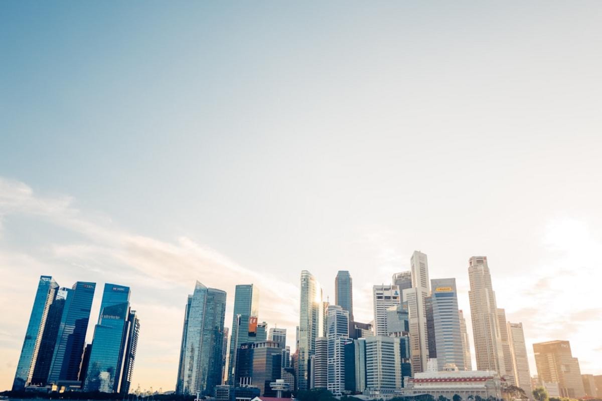 güçlü finansal yapı, uluslararası genişleme Güçlü finansal yapı ve uluslararası genişlemeyi simgeleyen bir grafik veya ilustrasyon