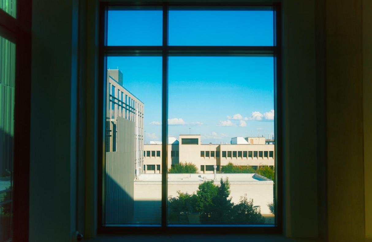 dil okulları Uluslararası öğrenci kabul eden ve modern eğitim altyapısına sahip dil okulunu gösteren geniş bir kampüs fotoğrafı