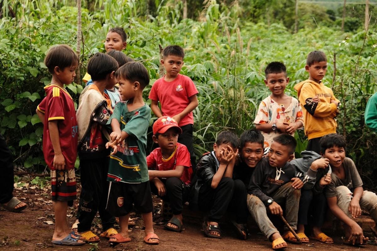 Dünyanın çeşitli ülkelerinden gelen gençlerin staj ve çalışma ortamında aktif olduğu, uluslararası ofis ve eğitim ortamlarıyla dolu bir görsel