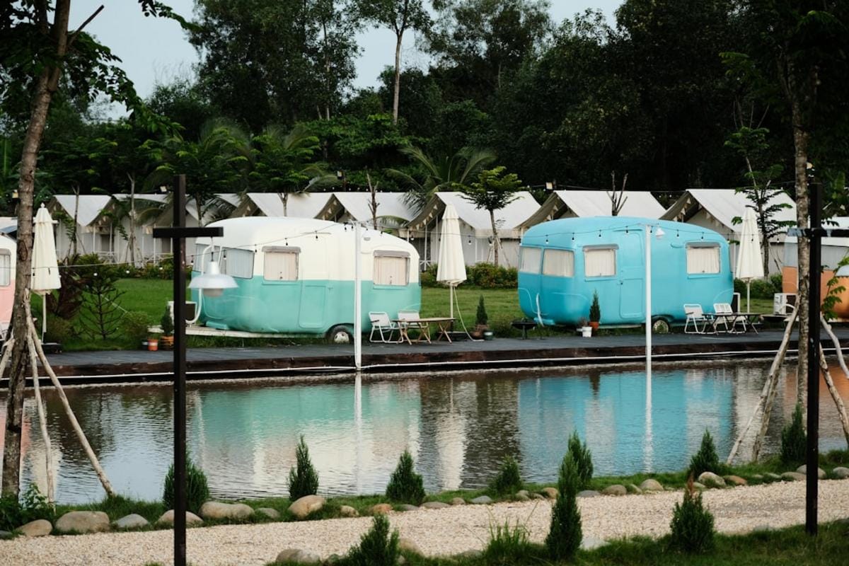 Türkiye’de çeşitli şehirlerde bulunan lüks dil okulları ve eğitim merkezlerini gösteren modern kampüslerle ilgili görsel.