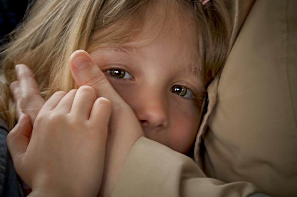 image prompt: Kahramanmaraş'taki okul saldırısı sonrası bölgeden güvenlik güçleri ve ailesi çocuklarını korumaya çalışırken görüntü