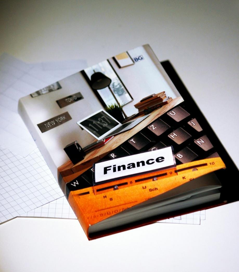 finansal raporlar, hisse satışı, şirket analizi corporate analyst evaluating financial reports and stock sale data