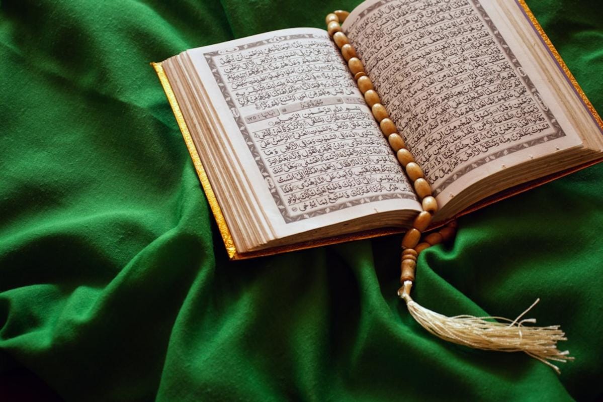 kadınların dini eğitimi Dini ve kültürel etkinliklerin gerçekleştirileceği yeni İslam eğitim kompleksinin inşası ve planlanan aktiviteleri yansıtan detaylı bir görsel.