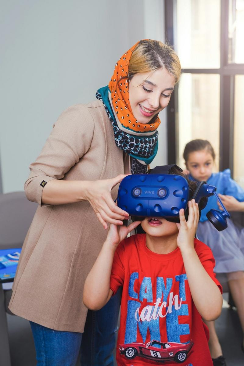 Modern sınıflarda eğitim gören öğrenciler, interaktif öğrenme ortamlarında dil eğitimi alıyorlar, çeşitli teknolojik araçlar kullanılıyor