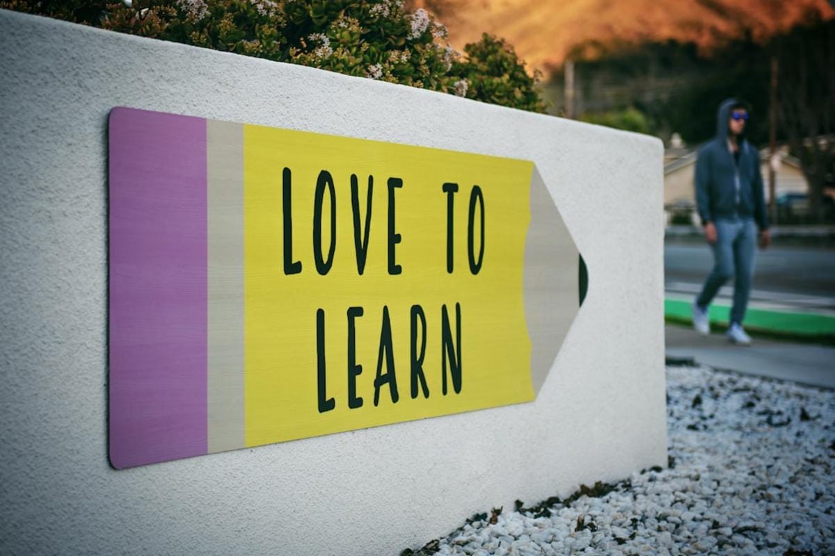 Türkiye'deki modern dil eğitim merkezlerinin iç ve dış cephesi, öğrencilere ilham veren öğrenme ortamlarıyla dolu bir okul kampüsü